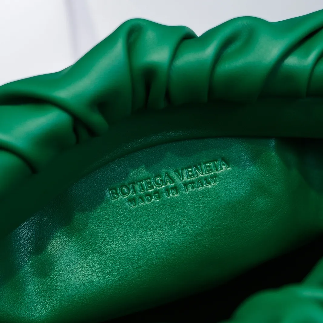 2020 new products will continue to upgrade the cloud bag to the вoттega veneтa chain cloud bag. It is still developed with imported original leather as standard. This hardware chain needs to be light on the upper body and can only be made of all-steel material. It is made of hollowed metal. You don’t have to worry about its weight. Major celebrity fashion bloggers have used it to attend fashion shows. Who can resist the charm of this large gold chain [smile] Style number: 6708# Size: 30*16*12